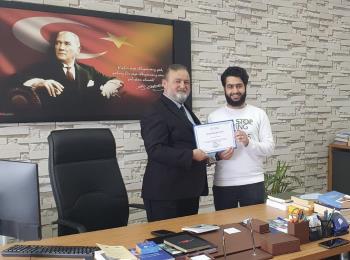 Fakültemizin Dekanı Prof. Dr. Abdurrahman Özdemir, Öğr. Gör. Hakan Kutlu ve Arş. Gör. Abdulhalim Hassun'a teşekkür belgesi verdi.
